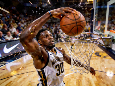 篮球运动员扣篮比赛精彩动作抓拍图片