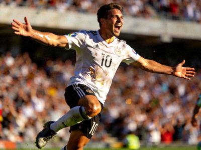 足球运动员精彩进球后庆祝瞬间高清特写照片